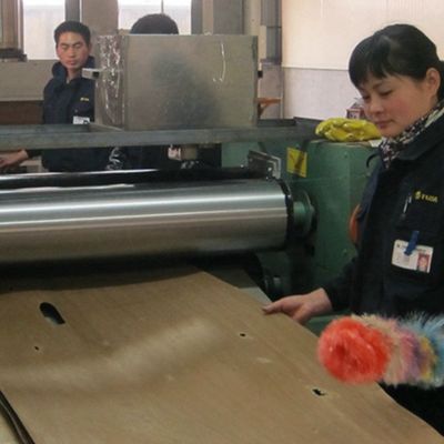 Tái tạo gỗ veneer hoa hồng gỗ Crown cắt màu đỏ chiều dài 2200-3100mm cho cho cửa nội thất Trung Quốc nhà máy