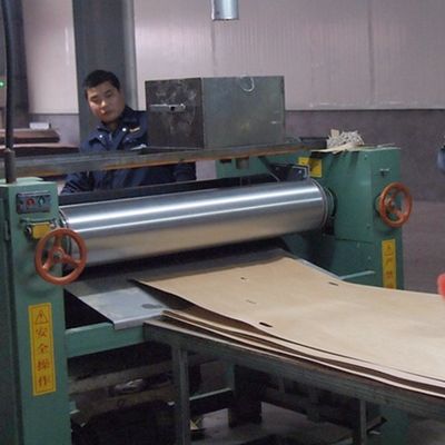 Ván ép gỗ kỹ thuật Gỗ óc chó H8536 Hạt mịn thẳng Màu xám đậm để trang trí Kích thước kéo dài 3100mm