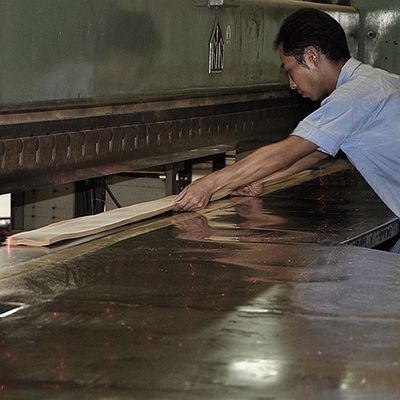 Lớp gỗ tếch lớp AAA Veneer tương phản Black Line Straight Grain cho ván ép lạ mắt