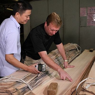 Gỗ veneer sồi tự nhiên của Mỹ được tùy chỉnh Cắt quý / Hạt thẳng Nhuộm hun khói để trang trí khách sạn