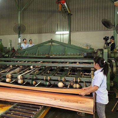 Gỗ veneer sồi tự nhiên của Mỹ được tùy chỉnh Cắt quý / Hạt thẳng Nhuộm hun khói để trang trí khách sạn